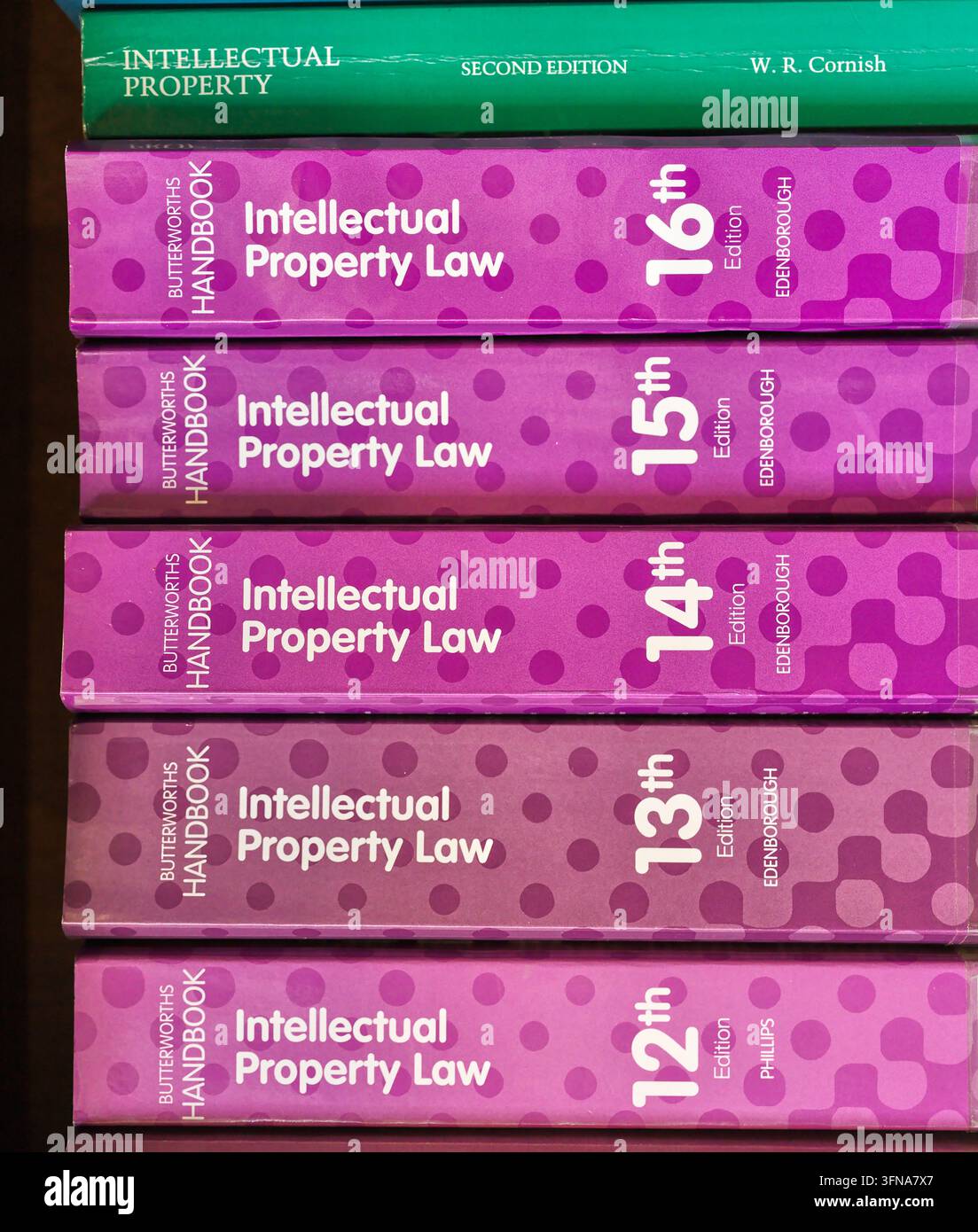 Étagère de livres sur le droit de la propriété intellectuelle dans la bibliothèque du Middle Temple à Londres, Angleterre. Banque D'Images