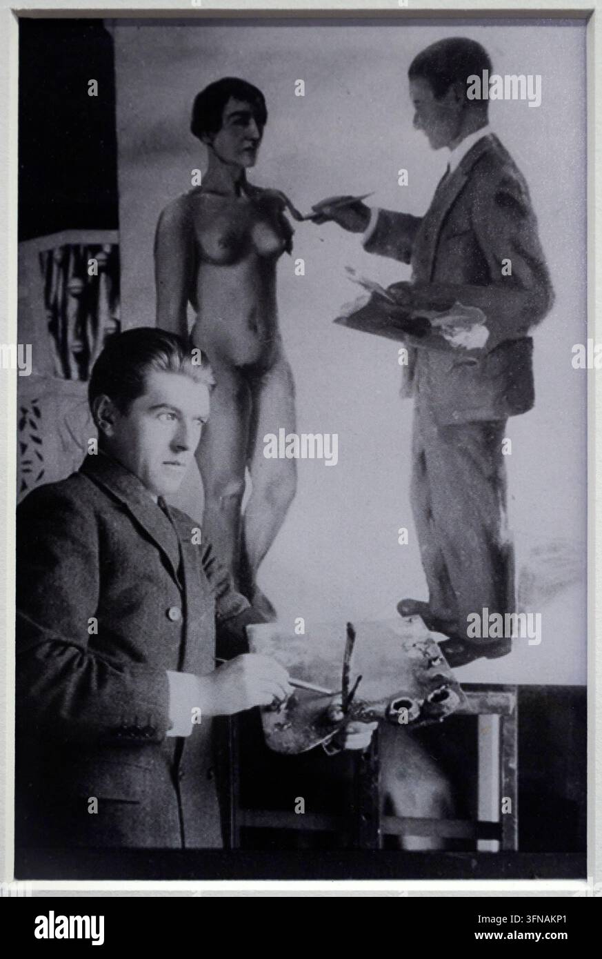 René Magritte posant devant son tableau « Tenter l'impossible », 1928, Musée Magritte, Bruxelles, Belgique Banque D'Images