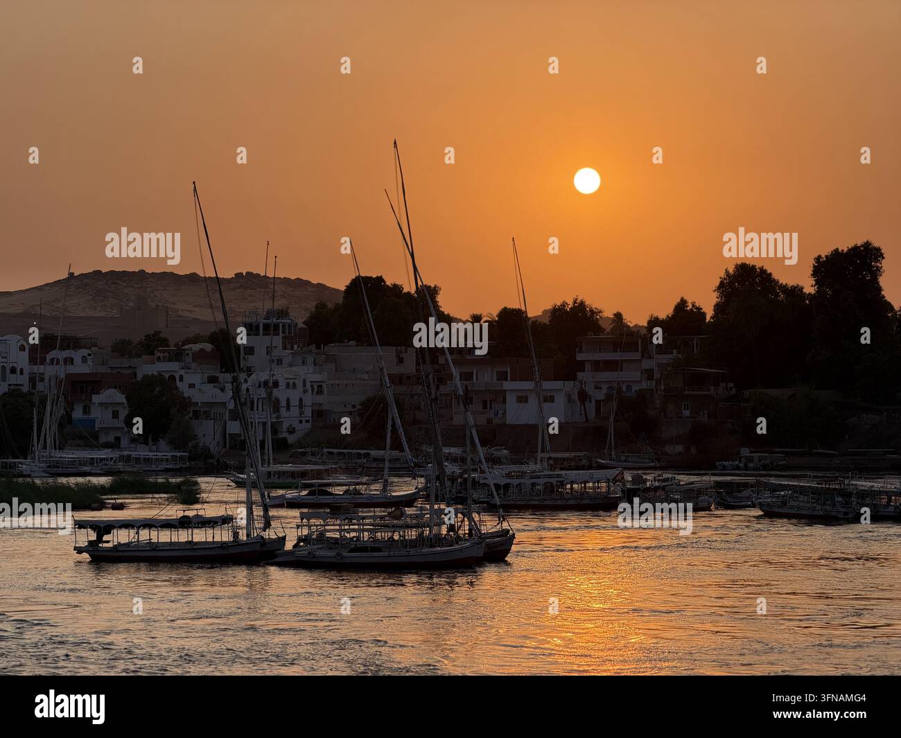 Felucca naviguant sur le Nil au coucher du soleil, photographié sur le fleuve Nil à Assouan dans le sud de l'Égypte. - Image de stock capturée avec un smartphone