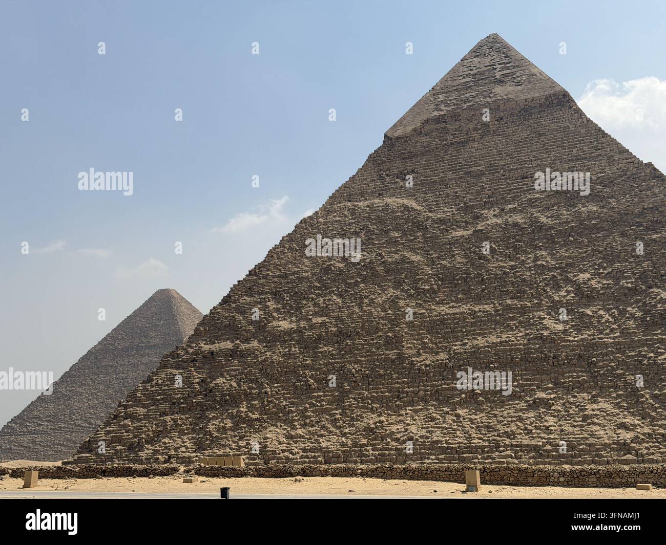 Pyramide de Khéphren avec la Grande Pyramide en arrière-plan, photographiée dans le complexe des pyramides de Gizeh près du Caire, en Égypte. - Image de stock capturée avec un smartphone