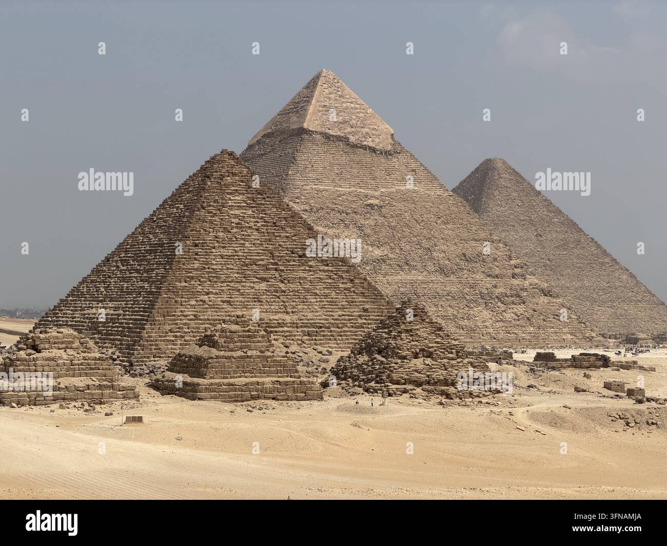 Principales pyramides et tombes plus petites sur le plateau de Giza, photographiées dans le complexe des pyramides de Giza près du Caire, en Égypte. - Image de stock capturée avec un smartphone
