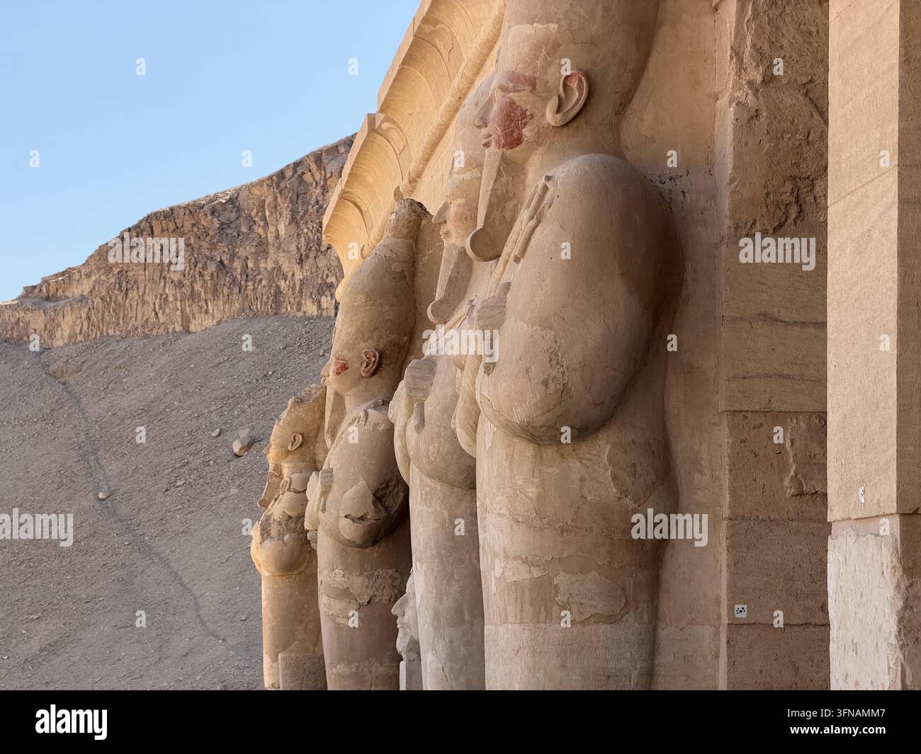 Statue d'Osiris de Hatchepsout à Deir el-Bahari, photographiée au temple funéraire de Hatchepsout à Deir el-Bahari près de Louxor, Égypte. Banque D'Images