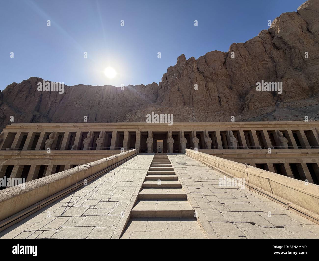 Colonnades et terrasses du temple de Hatchepsout, photographiées au temple funéraire de Hatchepsout à Deir el-Bahari près de Louxor, Égypte. - Image de stock capturée avec un smartphone