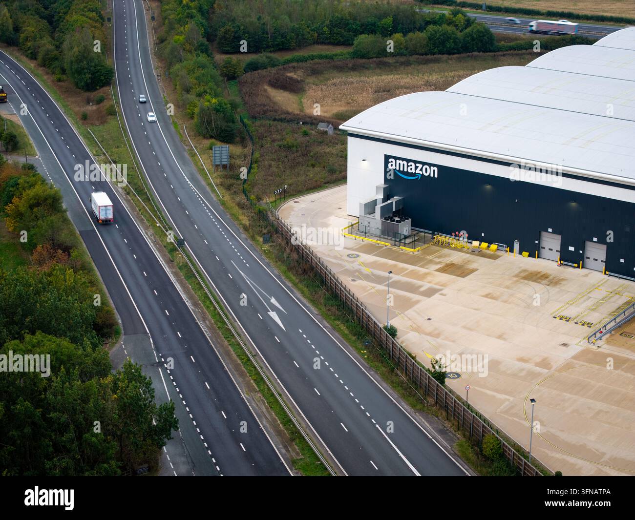 KNOTTINGLEY, WEST YORKSHIRE, UK - 30 SEPTEMBRE 2026. Vue aérienne d'un grand centre ou entrepôt de distribution Amazon Prime avec marque et r Banque D'Images