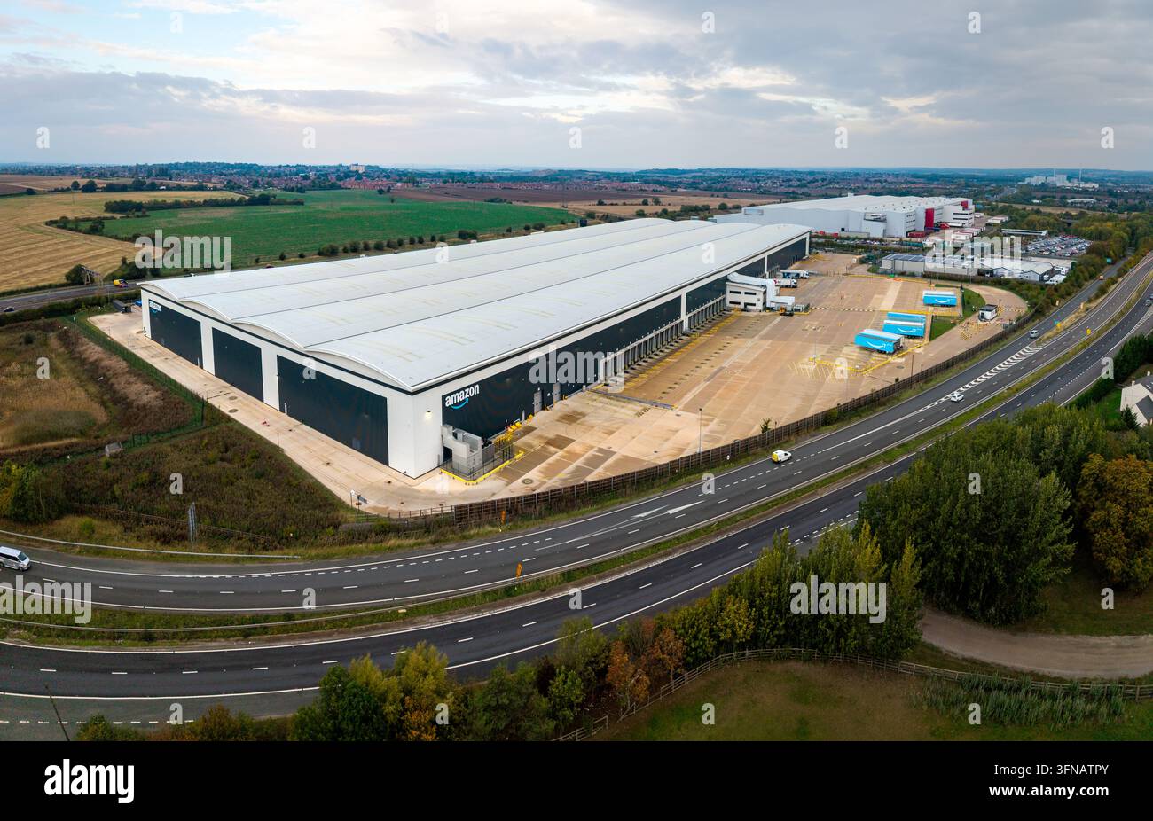 KNOTTINGLEY, WEST YORKSHIRE, UK - 30 SEPTEMBRE 2026. Vue aérienne d'un grand centre ou entrepôt de distribution Amazon Prime avec marque et r Banque D'Images