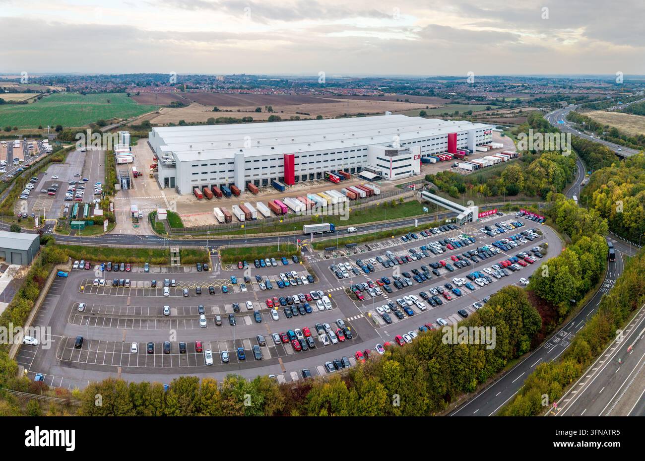 KNOTTINGLEY, WEST YORKSHIRE, UK - 30 SEPTEMBRE 2026. Vue aérienne du paysage d'un grand entrepôt T K Maxx avec marque et liaison de transport routier pour Co Banque D'Images