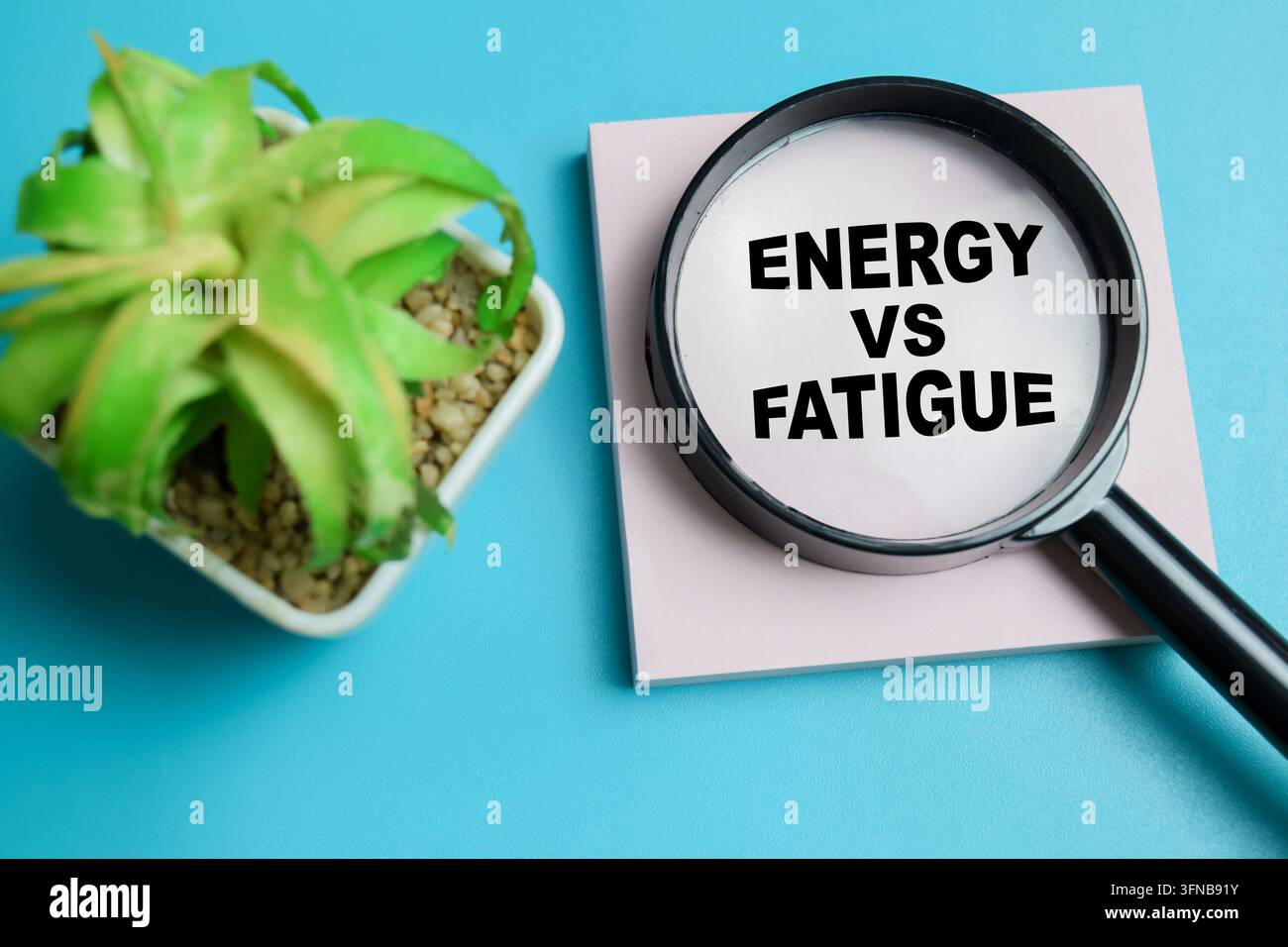 Concept d'énergie contre fatigue écrit sur des post-it isolés sur une table. Banque D'Images