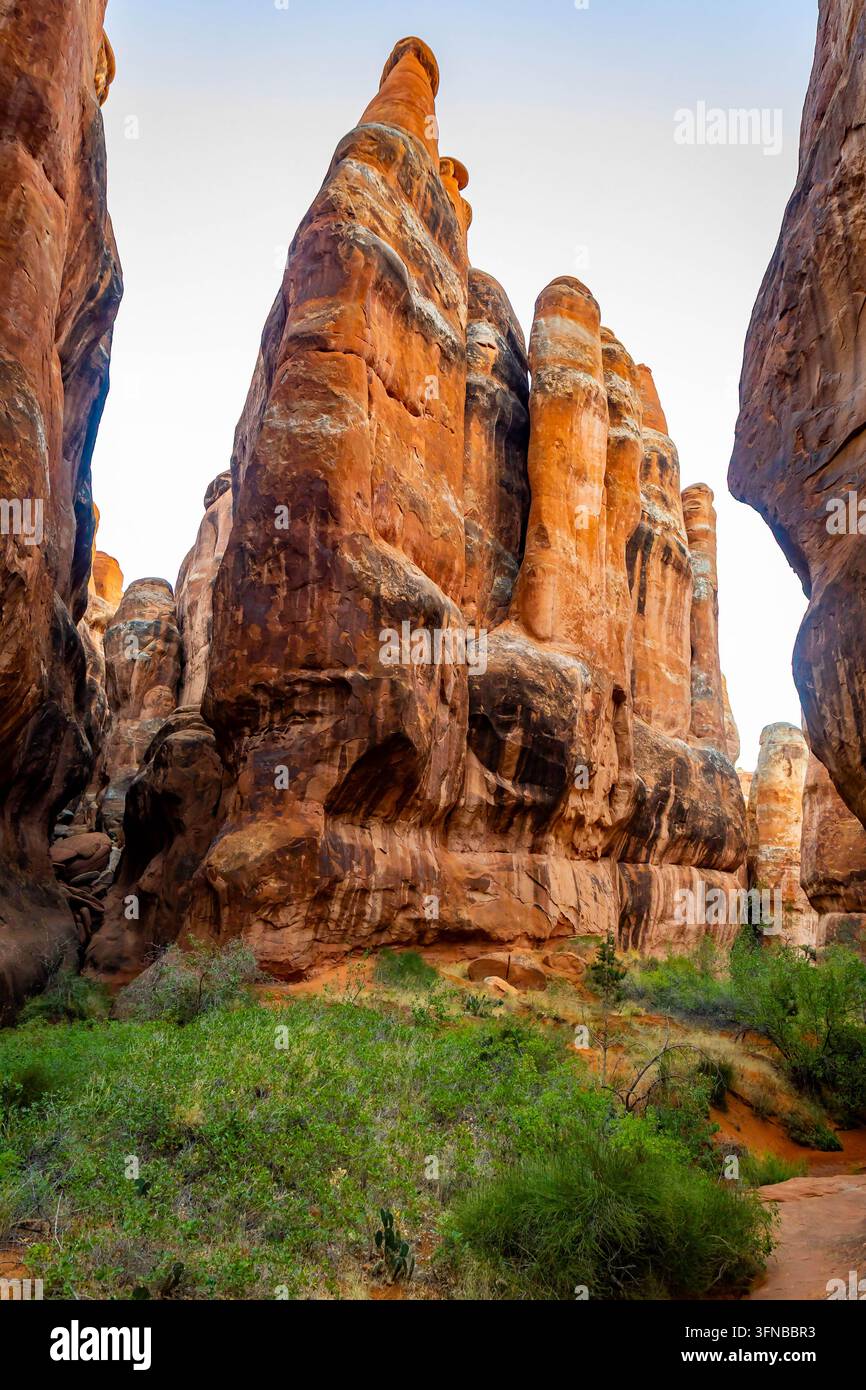Étroit labyrinthe de falaises de grès imposantes et de ravins désertiques formant le dédale complexe du Fiery Furnace dans le parc national des Arches à Moab, Utah Banque D'Images