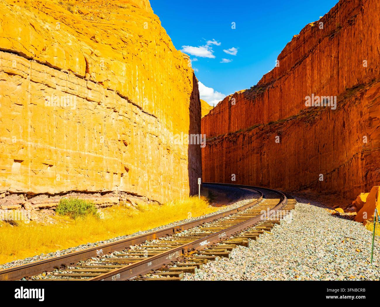 Les voies ferrées longeent des falaises de grès accidentées près du point de départ pittoresque du sentier Corona Arch à l'extérieur de Moab, Utah Banque D'Images