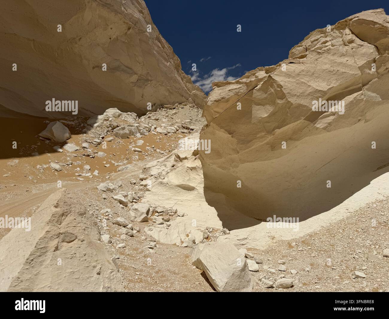 Channel de chute de roches entre des formations de craie sculptées, photographié au parc national du Désert Blanc dans le désert de l'Ouest égyptien. Banque D'Images