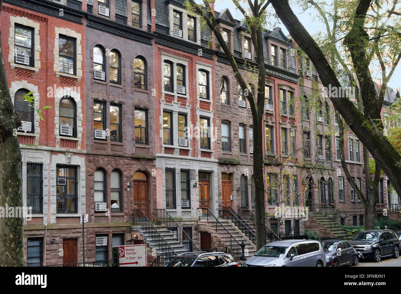 Rue de Manhattan avec des maisons de ville colorées Banque D'Images