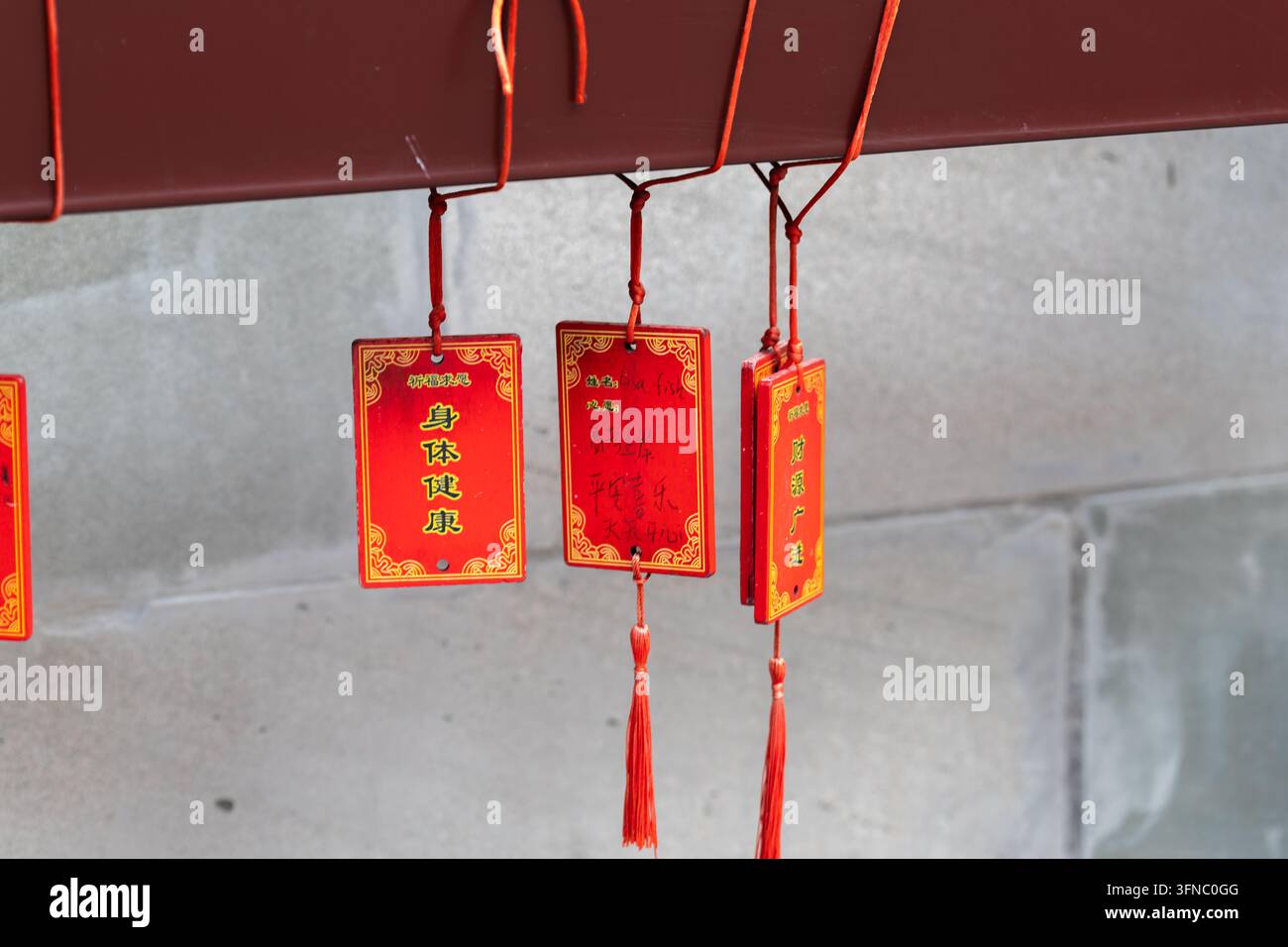 Étiquettes de prière en bois rouge avec calligraphie chinoise suspendues dans un temple Banque D'Images