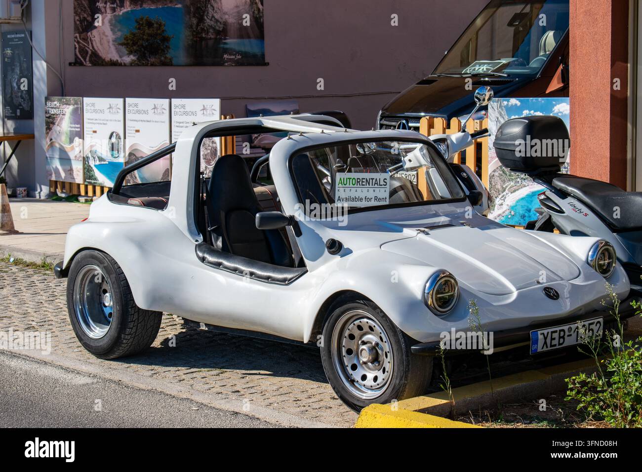 Buggy de plage basé sur une Coccinelle VW disponible à la location à l'extérieur d'une entreprise de location de véhicules et d'excursions à Kefalonia, Grèce. Banque D'Images