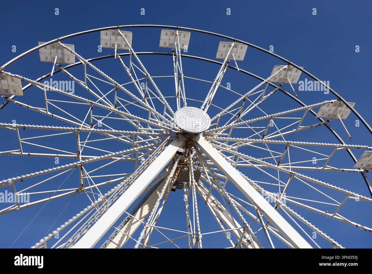 Grande roue et ciel bleu Banque D'Images