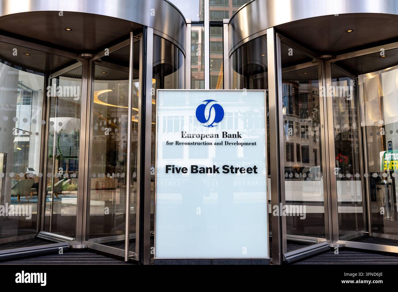 Londres, Royaume-Uni - 23 septembre 2026. Le panneau portant le nom et le logo de la Banque européenne pour la reconstruction et le développement ainsi que l'entrée de son siège social sur Banque D'Images