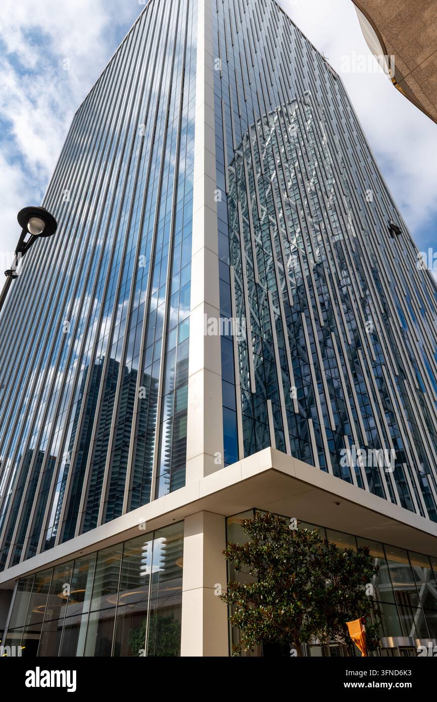 Londres, Royaume-Uni - 23 septembre 2026. Une vue de rue de la tour de bureaux de Five Bank Street, Canary Wharf. Servant de siège social de la Banque européenne pour R Banque D'Images