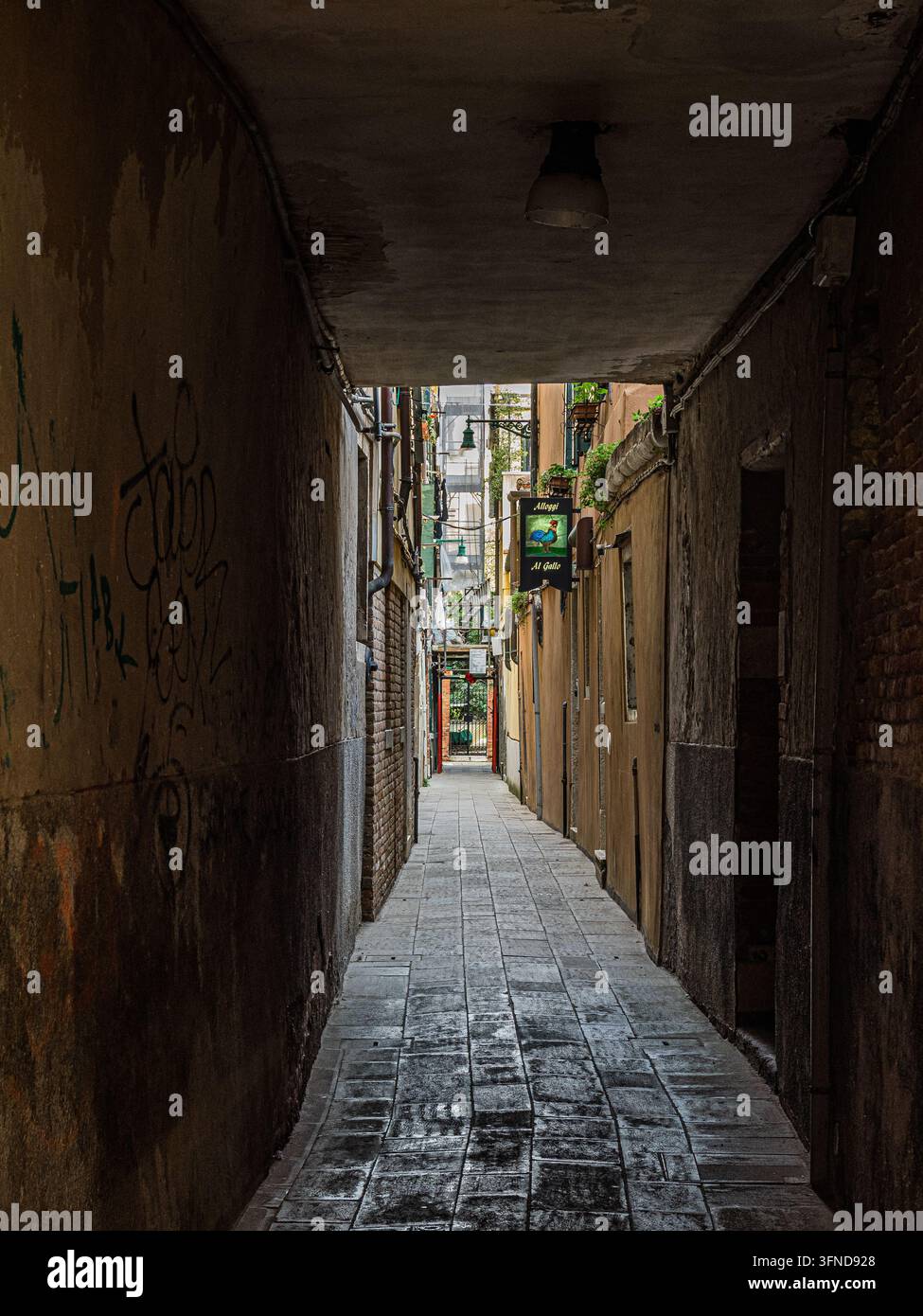 Passage étroit sur la Calle del Forno à Santa Croce, Venise, Italie Banque D'Images