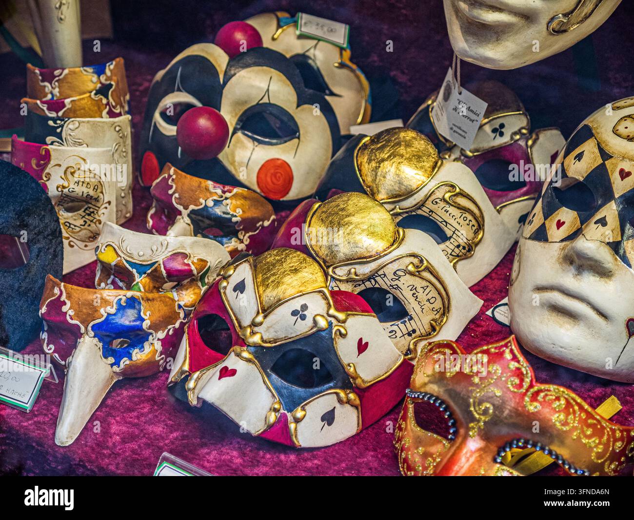 Masks traditionnels du Carnaval de Venise représentant Arlequin, le Bouffon et le Docteur de la Peste, exposés dans une boutique à Venise, Italie Banque D'Images