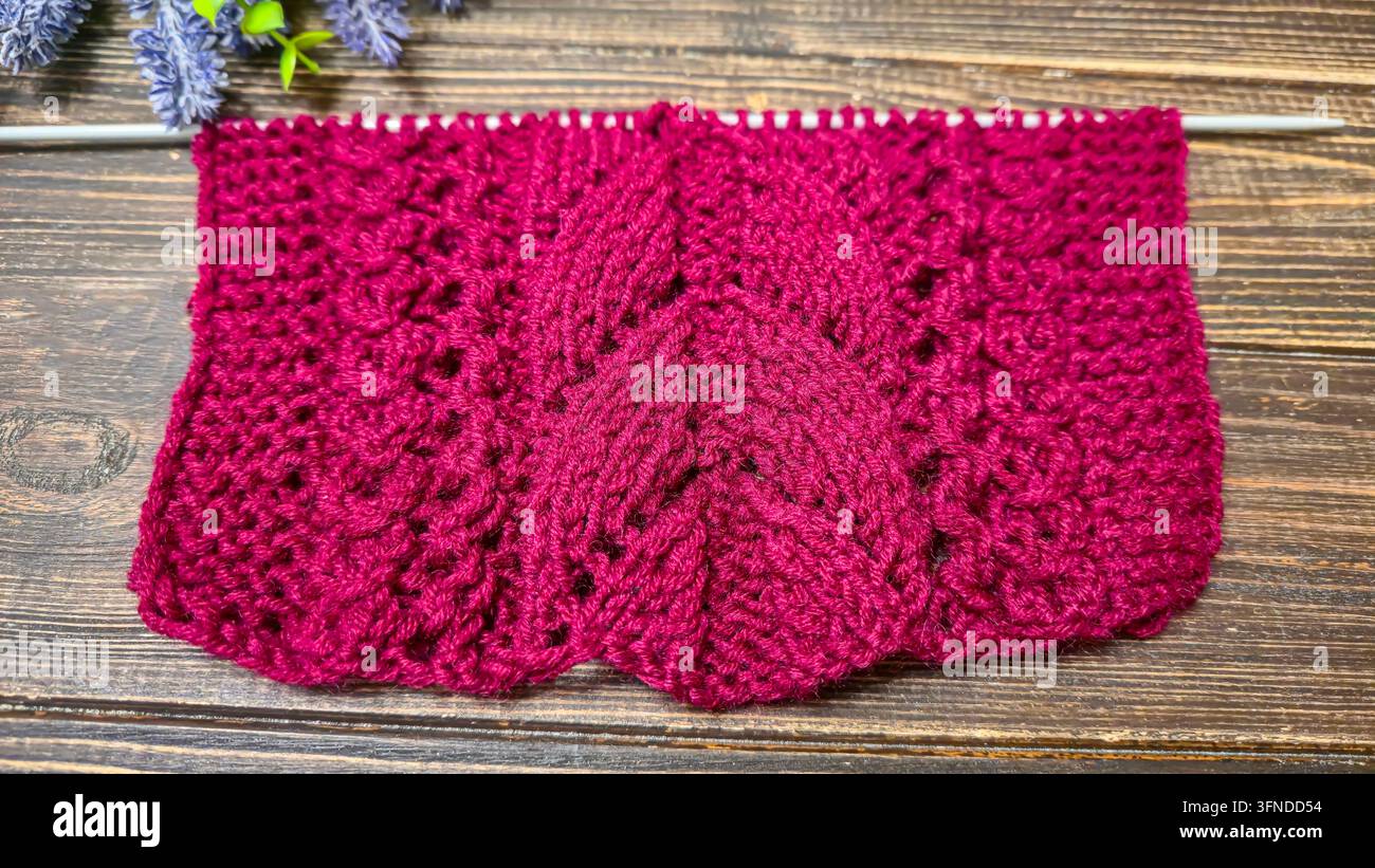 Tissu tricoté à la main multicolore. Cours de tricot et de crochet. Mode et éducation. Formation pour l'intelligence artificielle. Mains dans le cadre. Banque D'Images