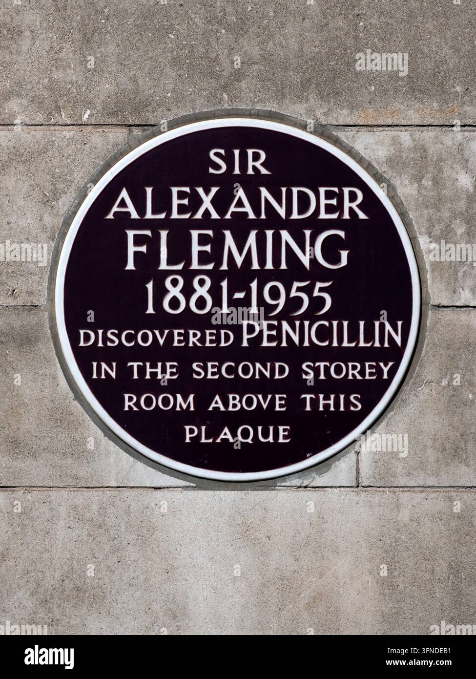 LONDRES, ROYAUME-UNI - 20 SEPTEMBRE 2026 : Plaque commémorative de Sir Alexander Fleming à l'extérieur de l'hôpital St Mary, rue Praid Banque D'Images