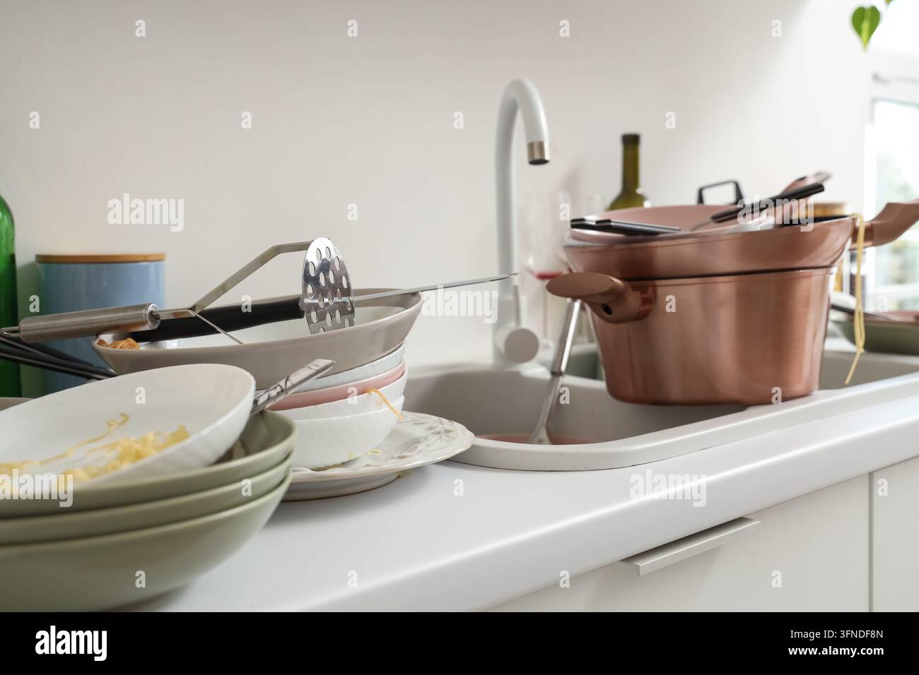 Ménages domestiques et épuisement professionnel domestique, pile de vaisselle sale et évier de cuisine en désordre après une soirée dans un intérieur moderne Banque D'Images