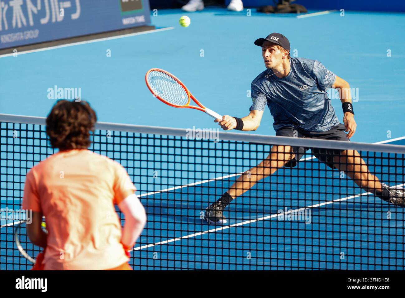 Tokyo, Japon. 3 oct., 2026. (De haut en bas) Matteo Arnaldi (Italie) renvoie une balle contre Carlos Alcaraz (Espagne) lors de leur match du tour des 16 des Kinoshita Group Japan Open Tennis Championships à l'Ariake Colosseum à Tokyo. Le tournoi se déroule du 29 septembre au 6 octobre. Alcaraz a gagné 7-6(6), 6-1. (Crédit image : © Rodrigo Reyes Marin/ZUMA Press Wire) USAGE ÉDITORIAL SEULEMENT ! Pas pour un USAGE COMMERCIAL ! Banque D'Images