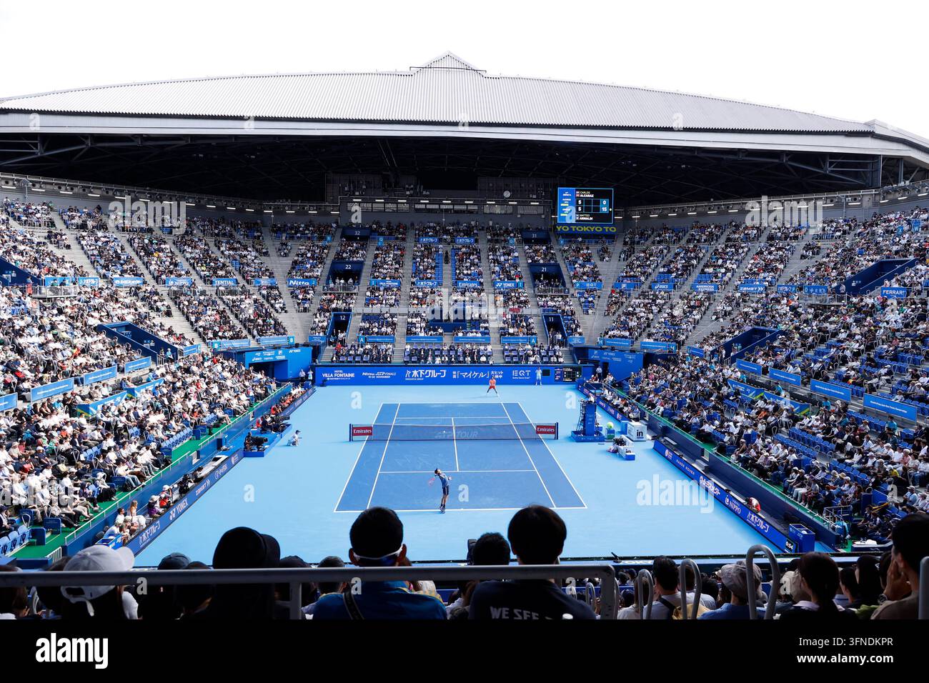 Tokyo, Japon. 3 oct., 2026. (De bas en haut) Matteo Arnaldi (Italie) sert contre Carlos Alcaraz (Espagne) lors de leur match du tour des 16e de finale des Championnats de tennis du Kinoshita Group Japan Open à l'Ariake Colosseum à Tokyo. Le tournoi se déroule du 29 septembre au 6 octobre. Alcaraz a gagné 7-6(6), 6-1. (Crédit image : © Rodrigo Reyes Marin/ZUMA Press Wire) UTILISATION ÉDITORIALE UNIQUEMENT ! Non destiné à un USAGE COMMERCIAL ! Banque D'Images