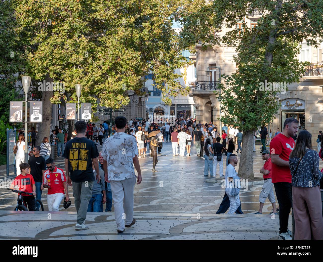 Foule de piétons marchant le long de la rue animée de Nizami, avenue commerçante célèbre à Bakou, en Azerbaïdjan. Banque D'Images