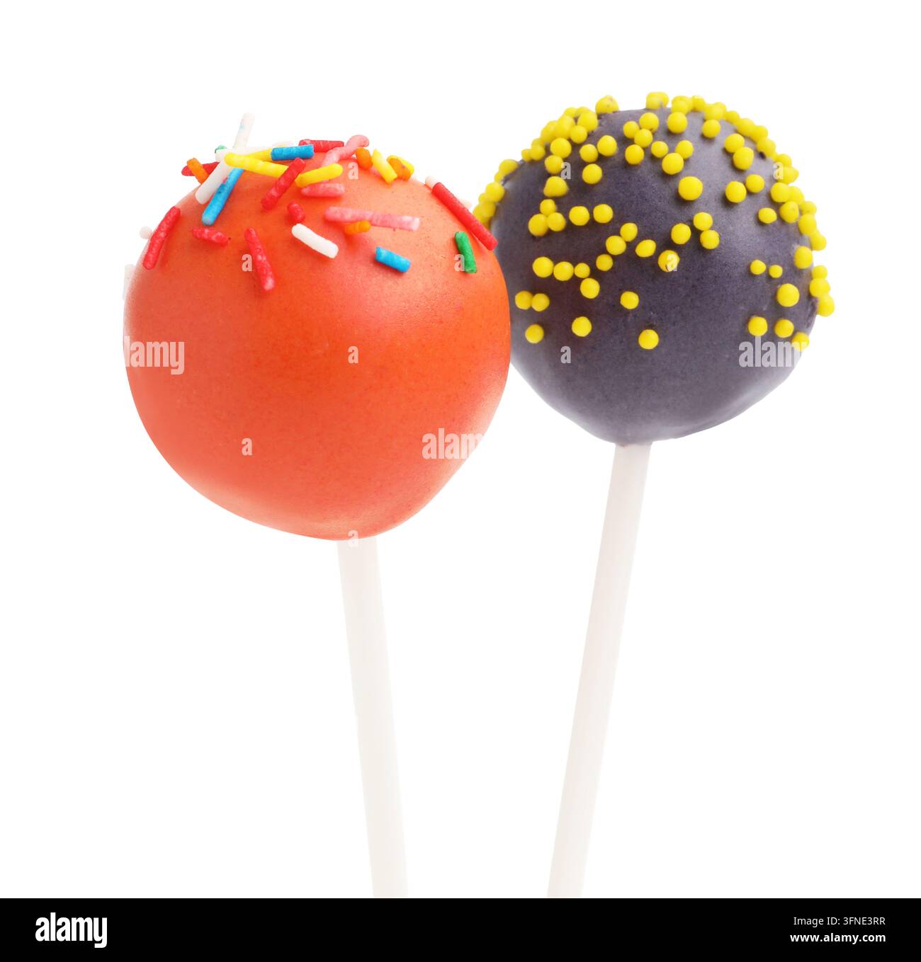 Deux savoureux cake POPS avec des saupoudrages isolés sur blanc Banque D'Images