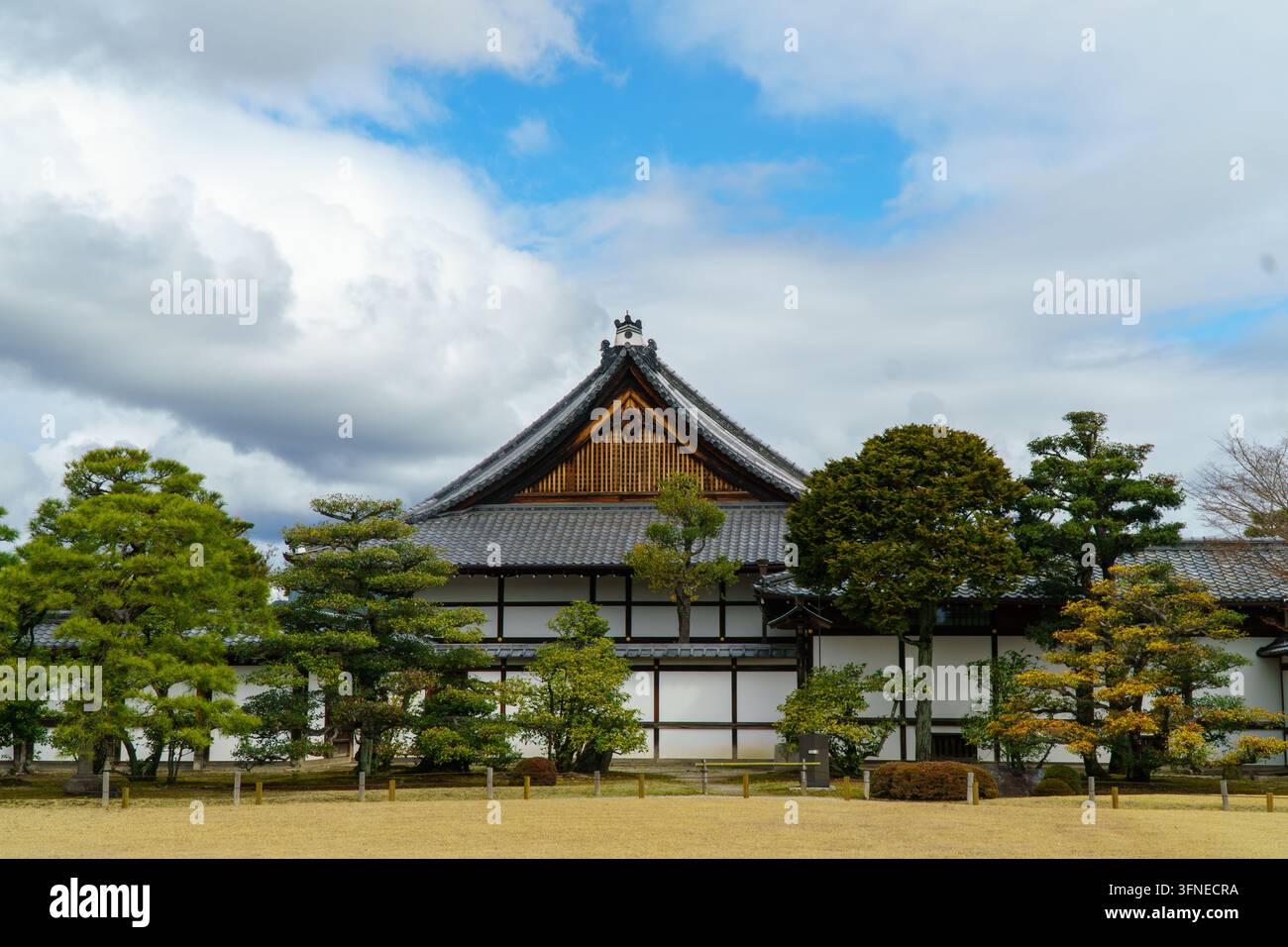 Château de Nijo (Nijō-jō), un château japonais historique à Kyoto, Japon, présentant une architecture traditionnelle et des jardins paysagers Banque D'Images