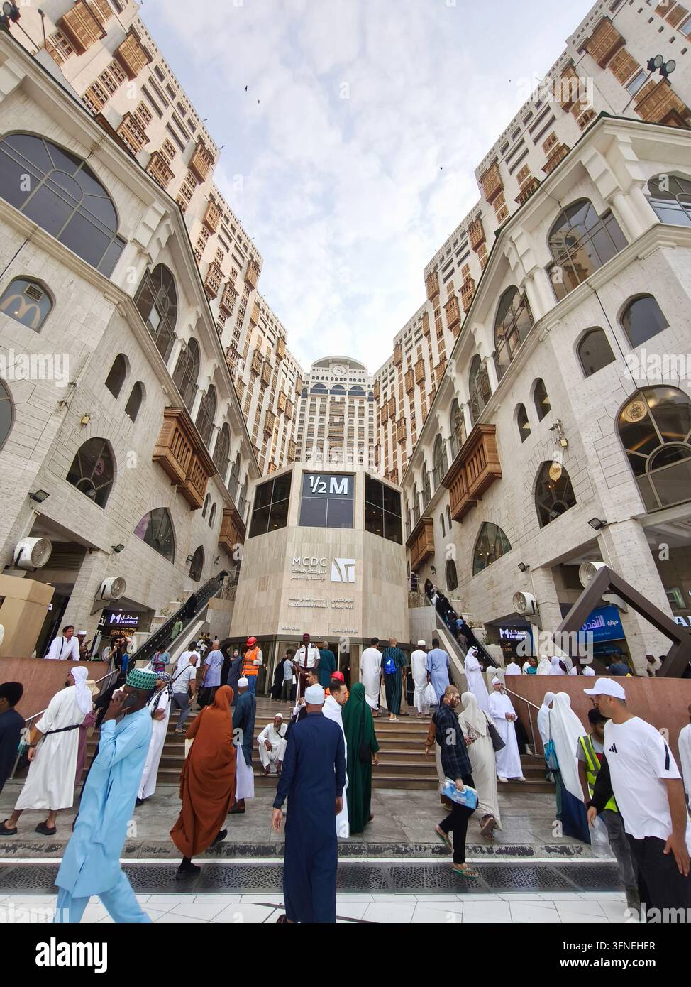Un café bien connu situé parmi des hôtels et des centres commerciaux en face de la Masjid al-Haram, La Mecque, Arabie saoudite. Banque D'Images