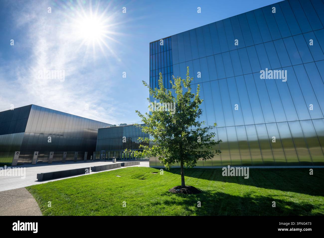 Exposition du véhicule de combat M2A3 Bradley au Musée national de l'armée américaine à Fort Belvoir, Virginie | FORT BELVOIR, Va. — La lumière du soleil scintille sur la façade en acier inoxydable du Musée national de l'armée des États-Unis, jeudi 25 septembre 2026. Le musée occupe le Poste Nord de Fort Belvoir dans le comté de Fairfax, en Virginie, à environ 16 à 20 miles au sud de Washington, D.C. Le cabinet d'architecture Skidmore, Owings and Merrill a conçu ce bâtiment d'environ 185 000 pieds carrés (17 187 mètres carrés), organisé en cinq pavillons revêtus de panneaux en acier inoxydable de huit pouces d'épaisseur disposés en une grille découpée au laser. Le musé Banque D'Images