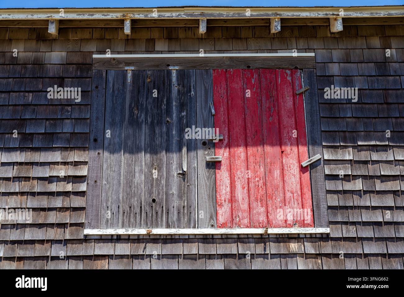 Volets d'orage en bois sur une maison de plage historique en bardeaux de cèdre dans les Outer Banks Banque D'Images