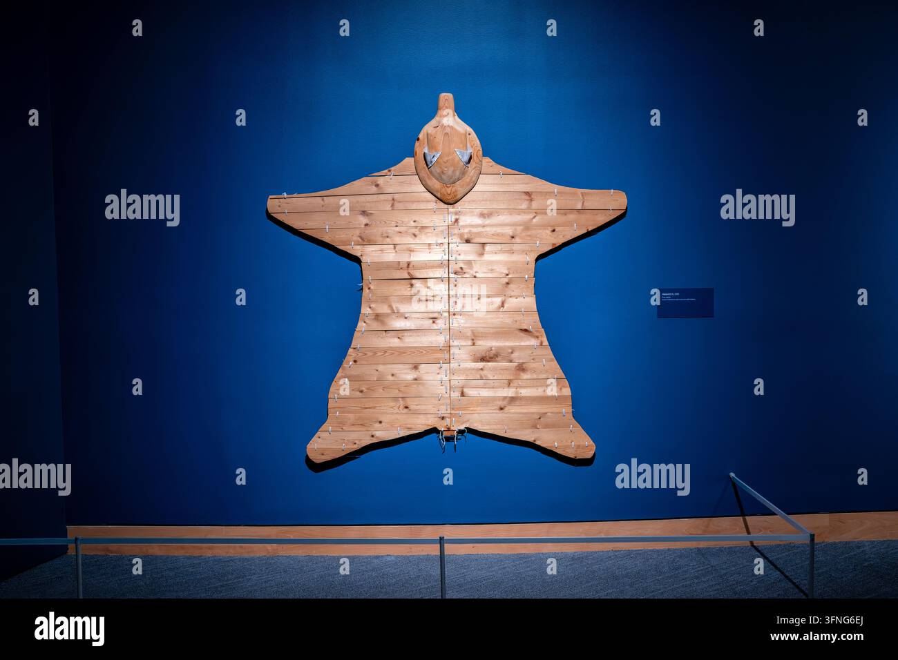 Sculpture Hoounch III au National Museum of the American Indian | WASHINGTON — Une sculpture en pin et cuir intitulée "Hoounch III" est exposée au National Museum of the American Indian sur le National Mall, le jeudi 2 octobre 2026. Le musée de la Smithsonian Institution, conçu par une équipe dirigée par Douglas Cardinal avec Johnpaul Jones, Donna House et Ramona Sakiestewa, a ouvert ses portes le 21 septembre 2004 en tant que premier musée national dédié exclusivement aux peuples autochtones de l’hémisphère ouest. L’œuvre de 1995, prêtée par le Museum of Wisconsin Art comme cadeau de James et Judith DeStefano, tak Banque D'Images