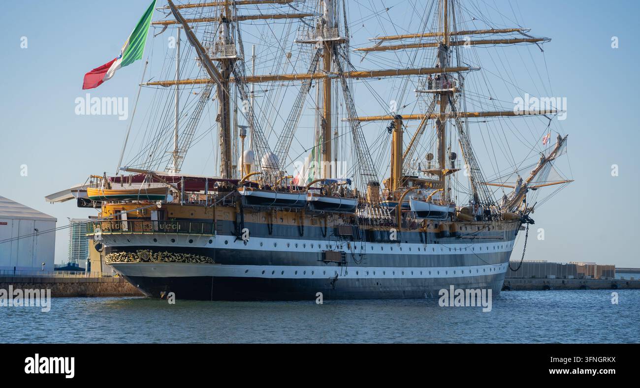 Amerigo Vespucci amarré au port de Cagliari lors d'une visite en Sardaigne Banque D'Images
