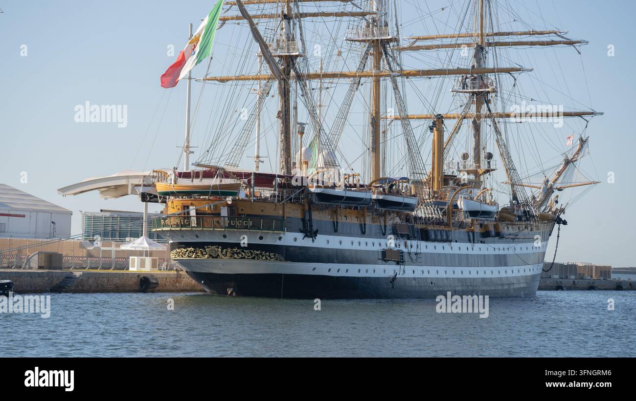 Amerigo Vespucci amarré au port de Cagliari lors d'une visite en Sardaigne Banque D'Images