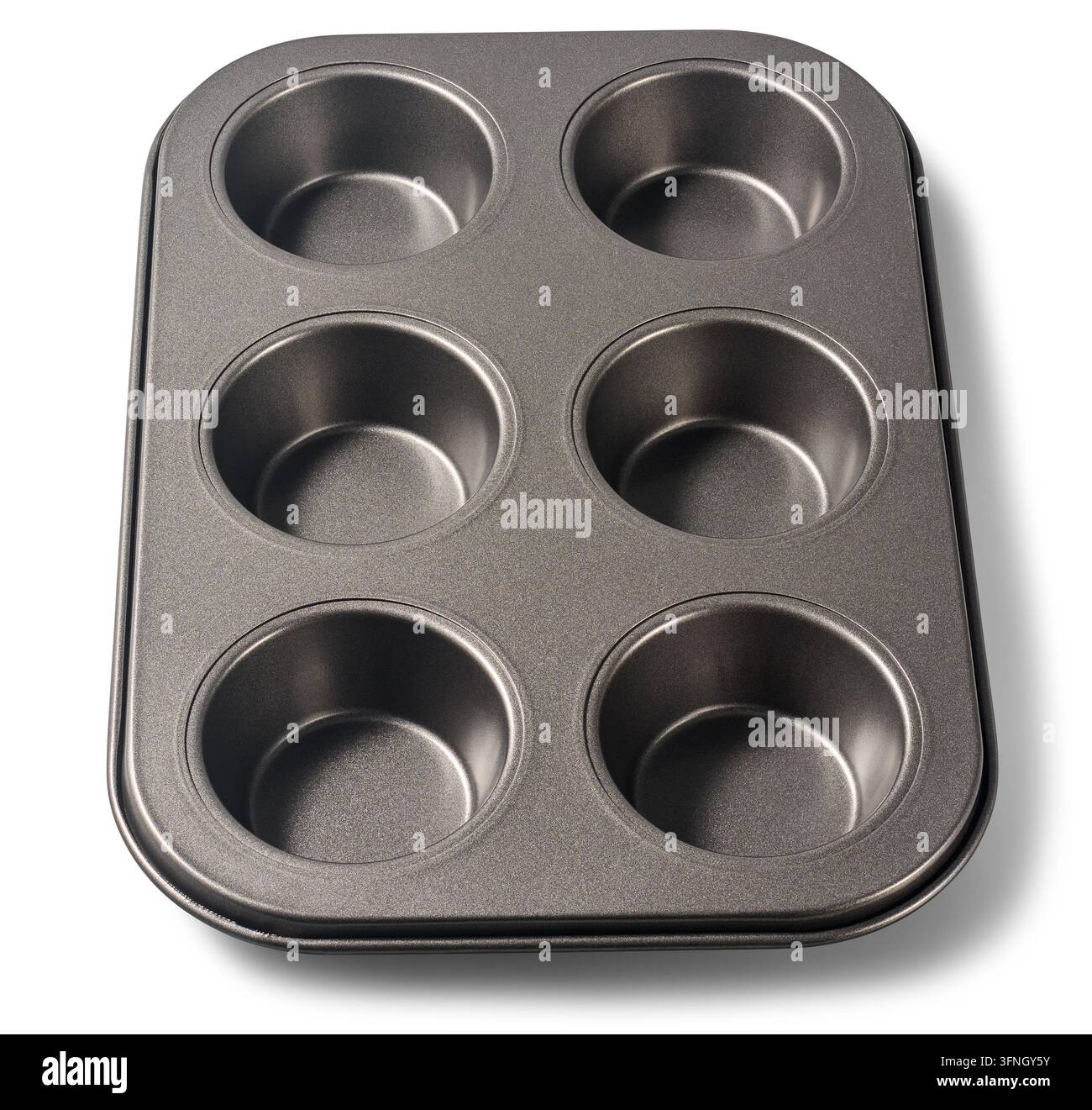 moule à muffins en métal vide isolé sur fond blanc, plaque de cuisson antiadhésive gris foncé avec six moules ronds, ustensile de cuisine avec espace de copie Banque D'Images