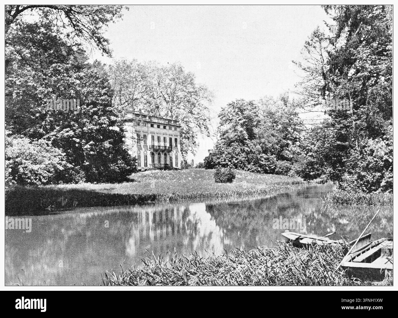 Manoir reflété dans un lac, entouré d'arbres luxuriants, paysage rural, gravure du XIXe siècle. Banque D'Images