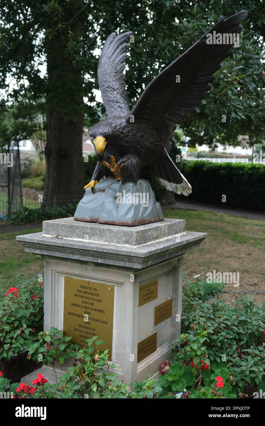 Un aigle atterrissant sur un piédestal – Mémorial de la RAF de la Seconde Guerre mondiale à Blackmore Gardens Sidmouth, Devon Angleterre UK Banque D'Images