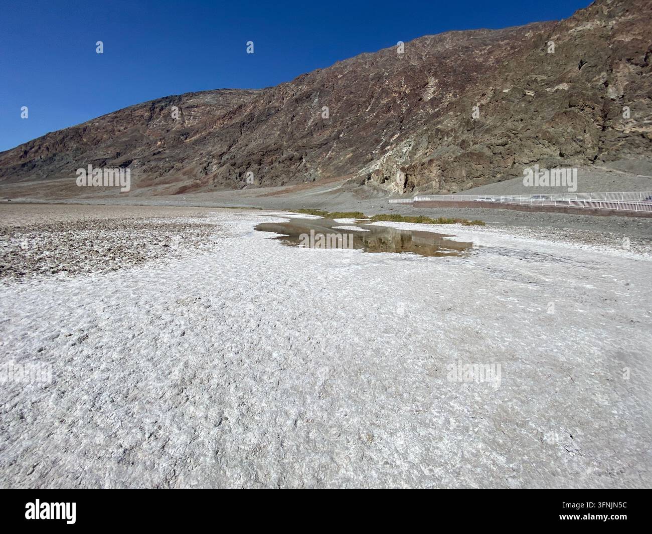 Une piscine d'eau au chlorure de sodium sur les plans d'eau de la vallée du lac Badwater, parc national de la Vallée de la mort, Californie, États-Unis - Image de stock capturée avec un smartphone