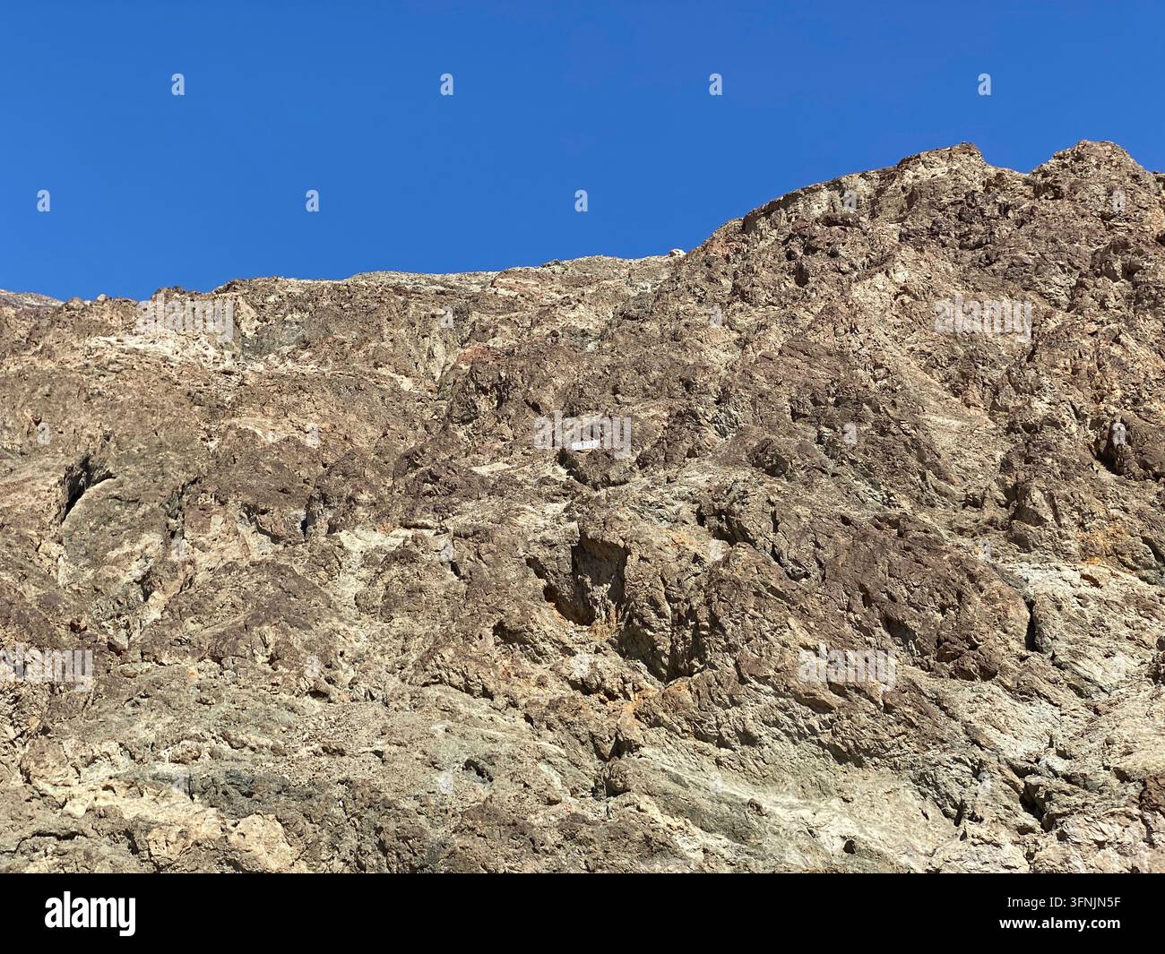 Un flanc de montagne désolé, avec des panneaux indiquant le niveau de la mer, dans le bassin de Badwater, dans le parc national de Death Valley, en Californie, États-Unis - Image de stock capturée avec un smartphone