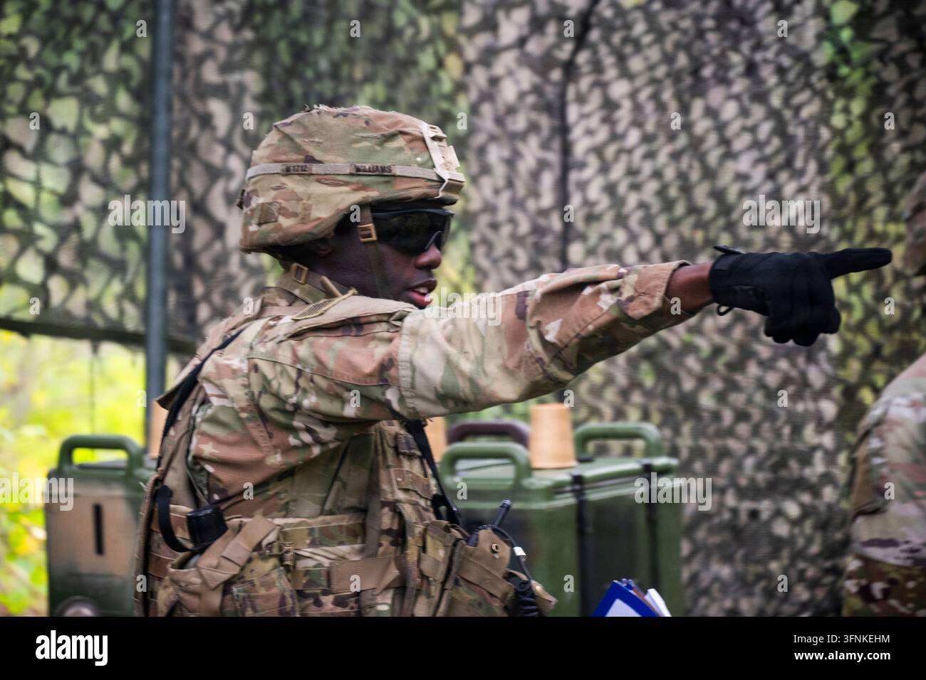 Sergent chef de l'état-major de l'armée américaine Emmanuel Williams, affecté à la 564th Quartermaster Company, 13th Combat Sustainment Support Battalion, dirige son équipe lors d'un exercice de formation sur le terrain à la base commune Lewis-McChord, Washington, dans le cadre de la validation U.S. Army Pacific pour le 59e concours annuel Philip A. Connelly, qui s'est tenu le 29 septembre 2026 Banque D'Images