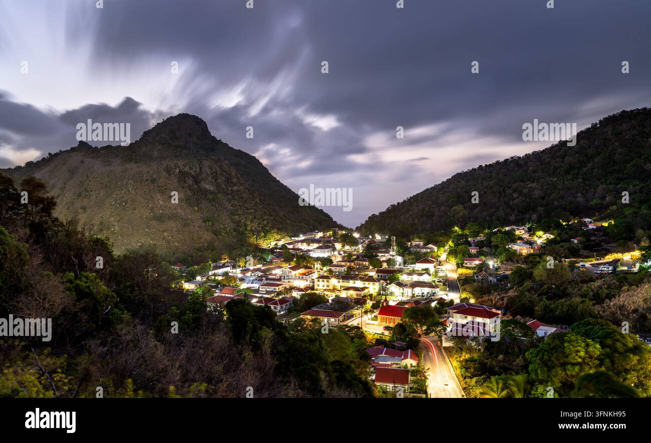 Vue nocturne à longue exposition des maisons illuminées dans la vallée de la ville de The Bottom sur l'île néerlandaise de Saba dans les Caraïbes. Banque D'Images
