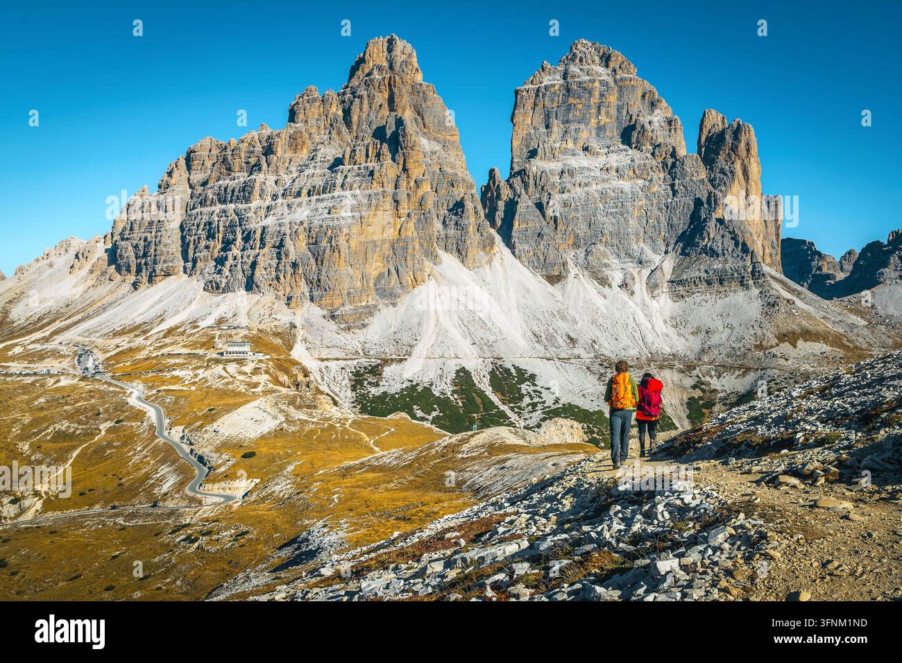 Superbe sentier de randonnée sinueux et randonneurs avec des sacs à dos dans les Dolomites. Les randonneurs se dirigent vers les hauts sommets des Tre Cime, Italie, Europe Banque D'Images