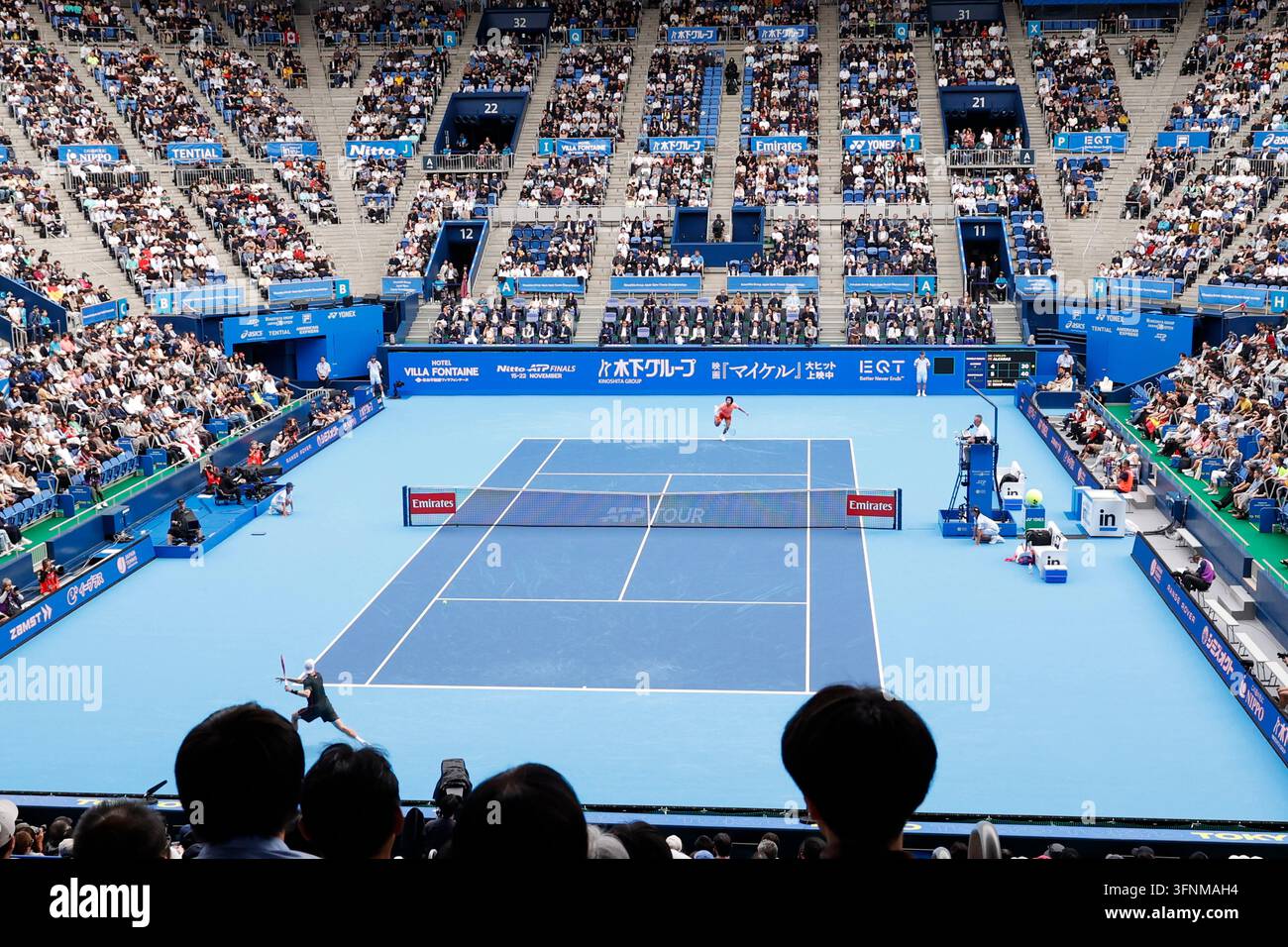 Tokyo, Japon. 4 oct. 2026. (De haut en bas) Carlos Alcaraz (Espagne) sert contre Denis Shapovalov (Canada) lors de leur match de quart de finale aux Kinoshita Group Japan Open Tennis Championships à l'Ariake Colosseum à Tokyo. Shapovalov a subi une blessure, l'obligeant à abandonner tôt dans le deuxième set. Le tournoi se déroule du 29 septembre au 6 octobre. Alcaraz a gagné 7-6(3), 2-1 (Credit Image: © Rodrigo Reyes Marin/ZUMA Press Wire) UTILISATION ÉDITORIALE SEULEMENT ! Pas pour une UTILISATION COMMERCIALE ! Crédit : ZUMA Press, Inc./Alamy Live News Banque D'Images