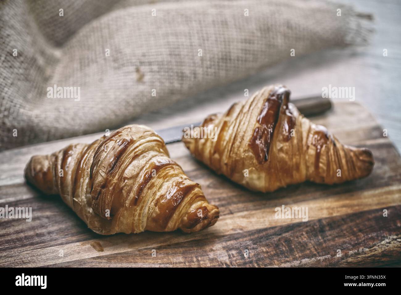 Croissant français, café et croissant Banque D'Images