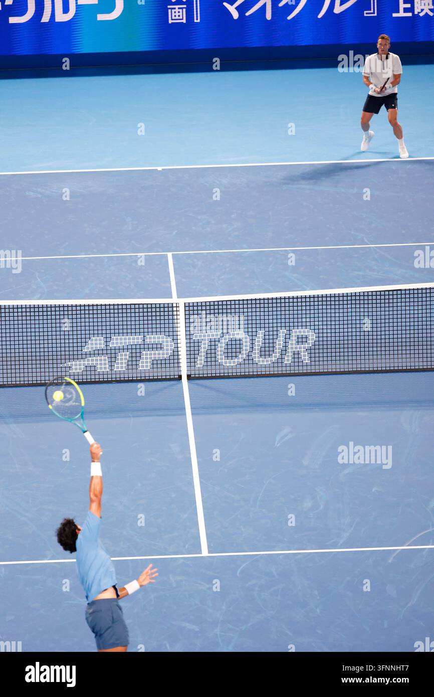Tokyo, Japon. 4 oct., 2026. (De bas en haut) Adolfo Daniel Vallejo (Paraguay) sert contre Jiri Lehecka (Tchéquie) lors de leur match de quart de finale aux Kinoshita Group Japan Open Tennis Championships à l'Ariake Colosseum à Tokyo. Le tournoi se déroule du 29 septembre au 6 octobre. Lehecka a gagné 6-1, 6-1. (Credit Image: © Rodrigo Reyes Marin/ZUMA Press Wire) USAGE ÉDITORIAL SEULEMENT ! Pas pour un USAGE COMMERCIAL ! Crédit : ZUMA Press, Inc./Alamy Live News Banque D'Images
