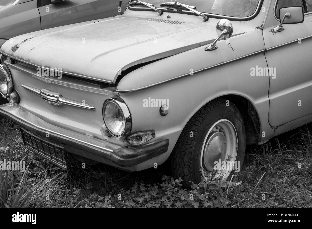 Voiture russe vintage avec un design rétro distinctif présenté dans une photographie classique en noir et blanc. L'élégant véhicule capture le caractère d'un Banque D'Images