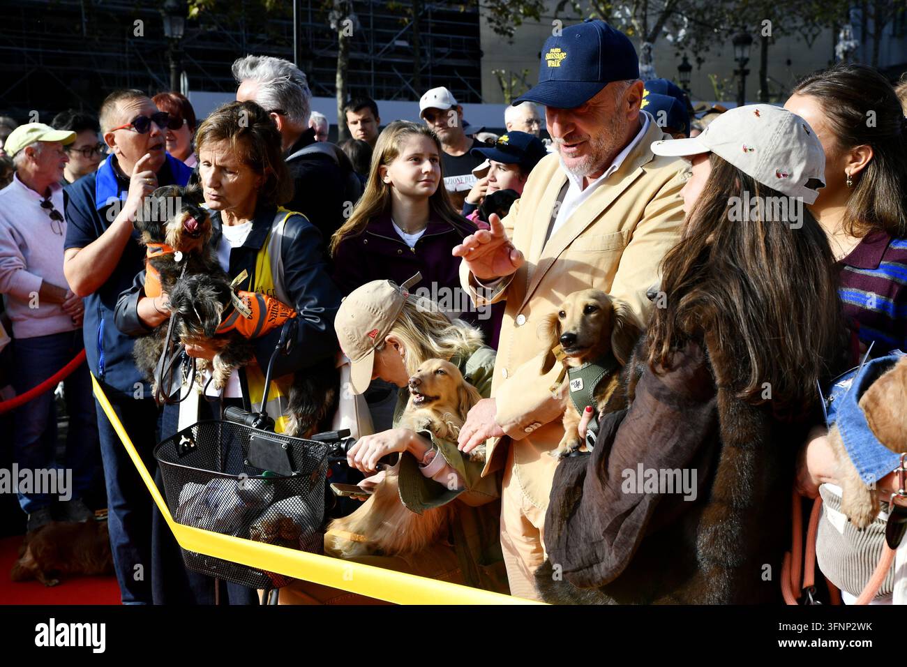 la cérémonie officielle de coupe de ruban de la Paris Sausage Walk, un rassemblement annuel - Paris - France Banque D'Images