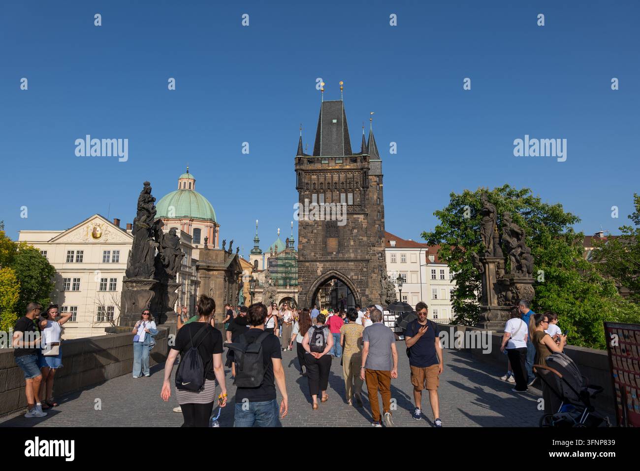 Ville de Prague en République tchèque, vue sur la tour du pont de la Vieille Ville depuis le pont Charles Banque D'Images